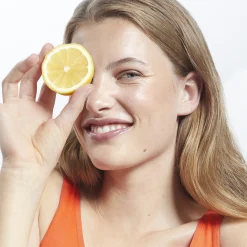 Energetyzująca maseczka do twarzy Love Nature Up-Loved z cytryną z upcyklingu, organiczną marchwią i imbirem 10 ml