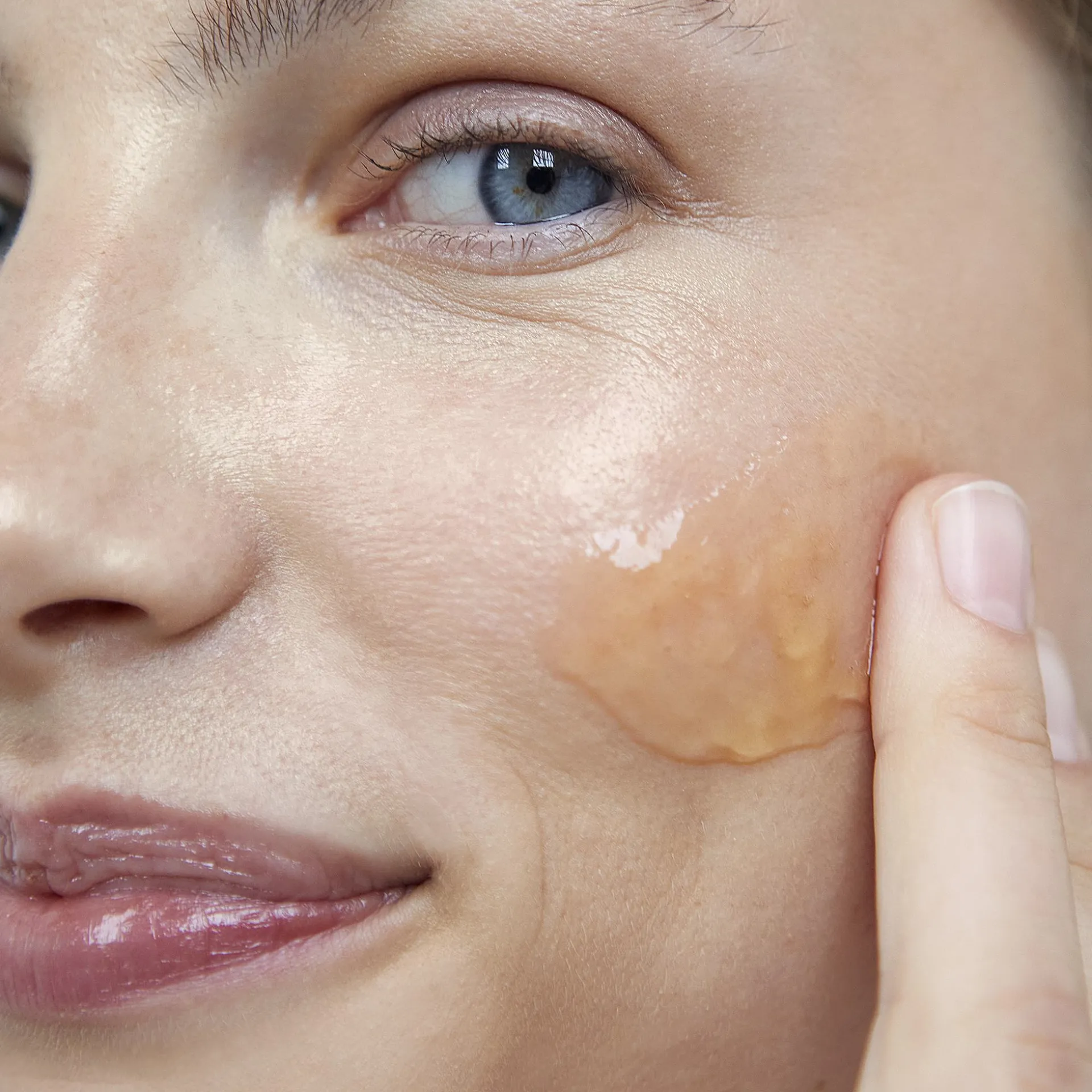 Energetyzująca maseczka do twarzy Love Nature Up-Loved z cytryną z upcyklingu, organiczną marchwią i imbirem 10 ml