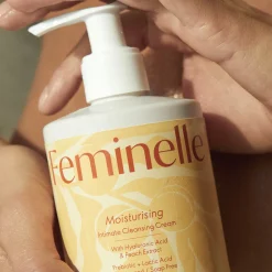 Nawilżający płyn do higieny intymnej Feminelle z kwasem hialuronowym i ekstraktem z brzoskwini 300 ml