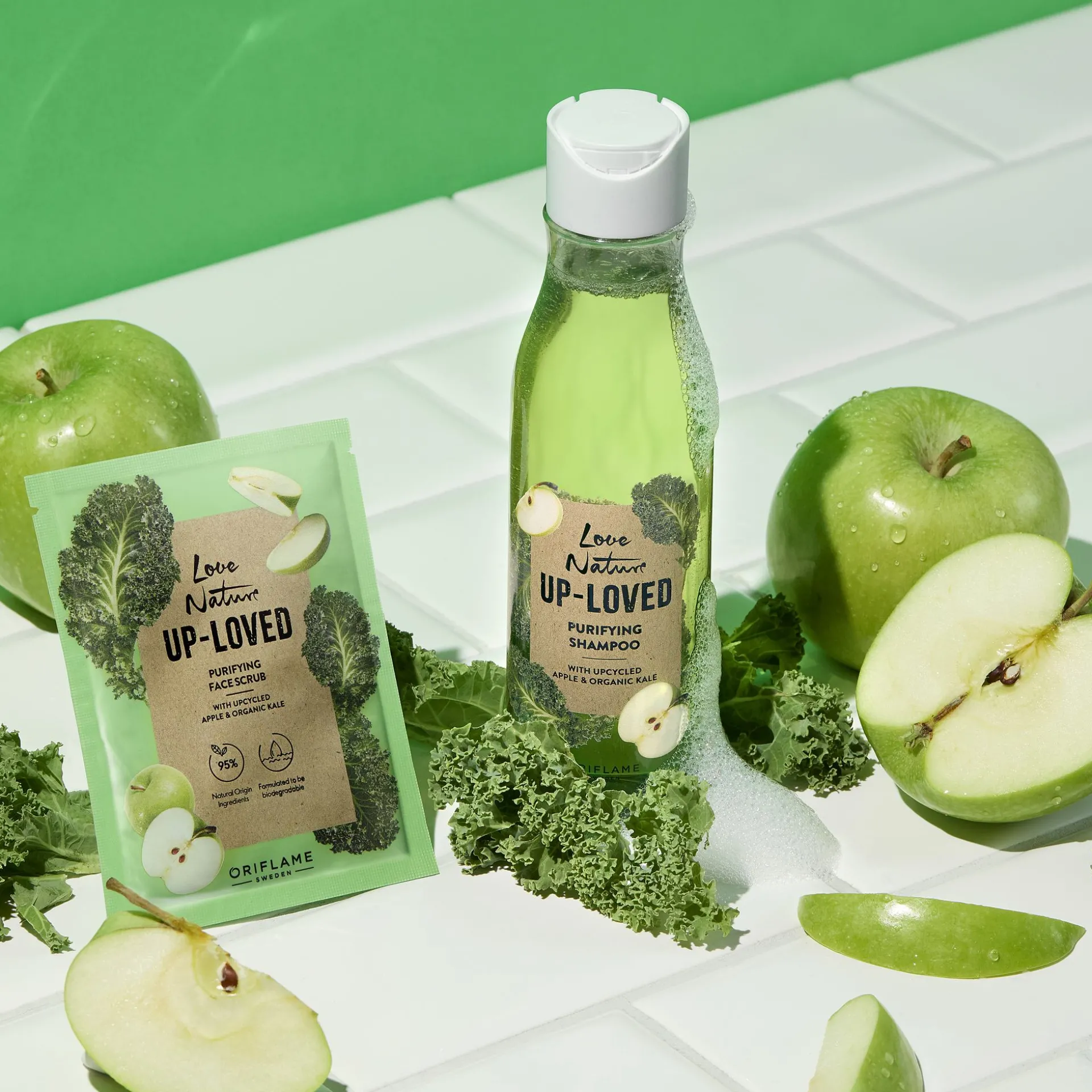 Oczyszczający peeling do twarzy Love Nature Up-Loved z jabłkiem z upcyklingu i organicznym jarmużem 10 ml