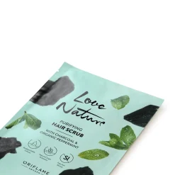 Oczyszczający scrub do skóry głowy Love Nature z węglem i organiczną miętą 20 ml