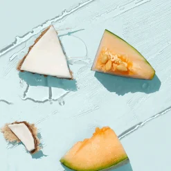 Odświeżająca mgiełka do ciała Love Nature z organiczną wodą kokosową i melonem 200 ml
