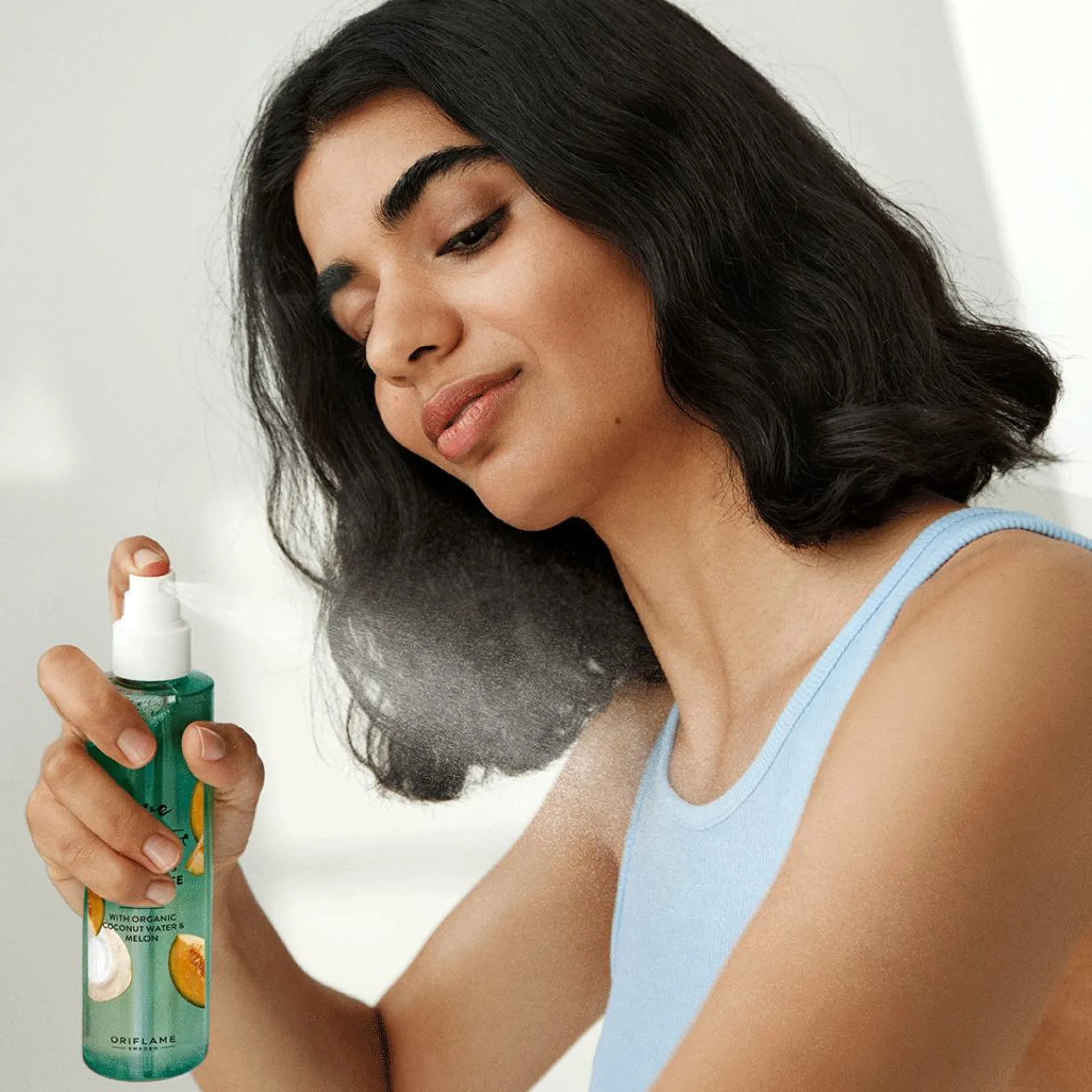 Odświeżająca mgiełka do ciała Love Nature z organiczną wodą kokosową i melonem 200 ml