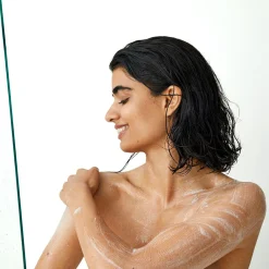 Odżywczy żel pod prysznic Love Nature z organicznym masłem kakaowym i olejem kokosowym 250 ml