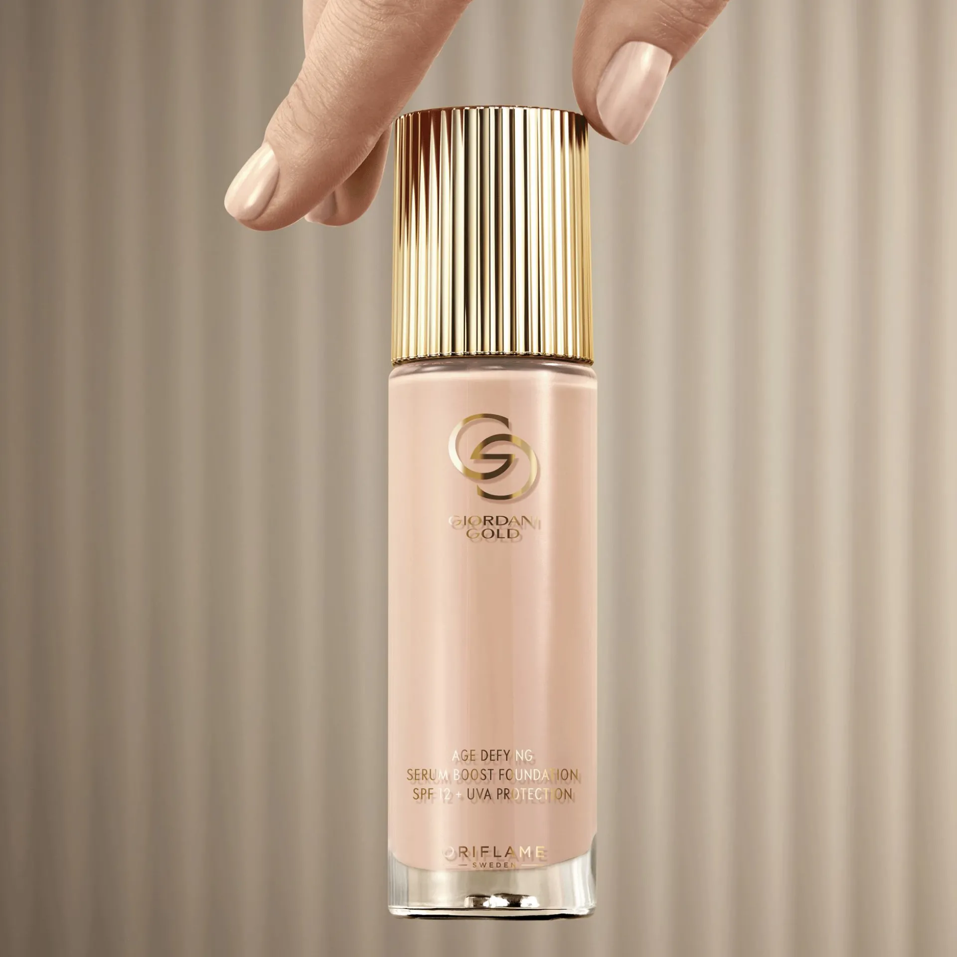 Podkład odmładzający na bazie serum Giordani Gold SPF 12 + UVA 4224130 ml