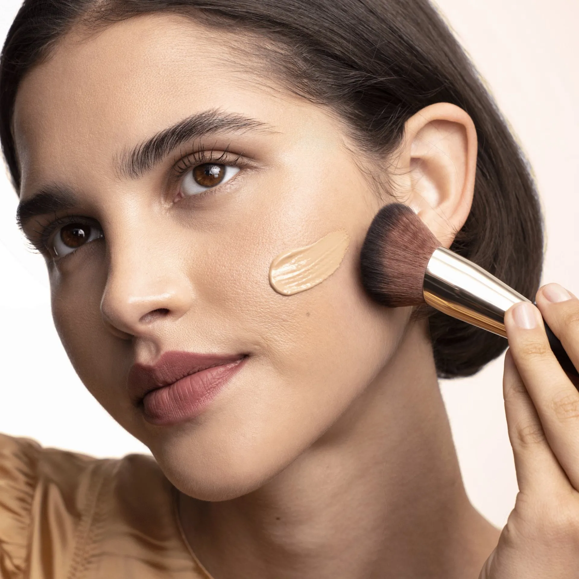 Podkład odmładzający na bazie serum Giordani Gold SPF 12 + UVA 4224130 ml