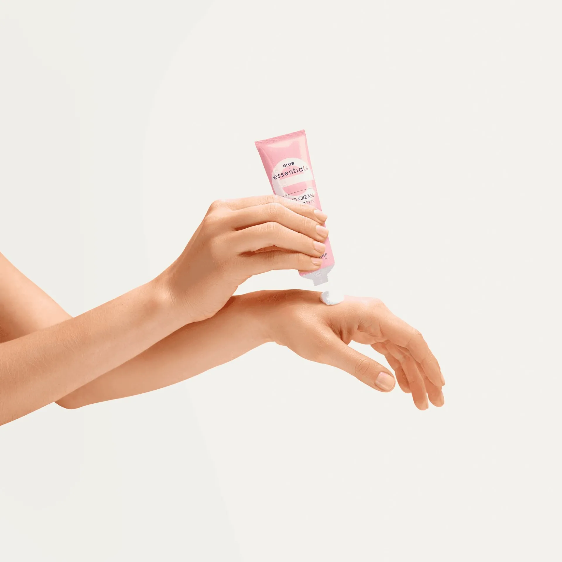 Rozświetlający krem do rąk Essentials z witaminą E i B3 75 ml