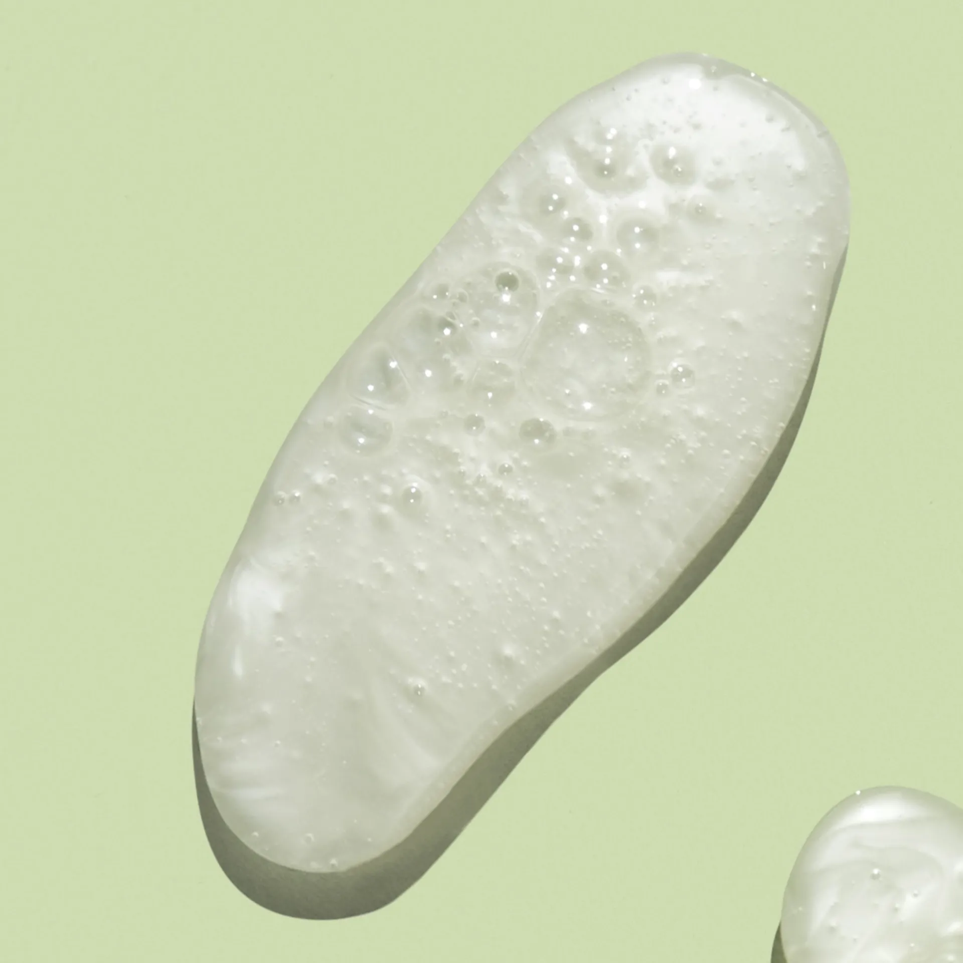 Szampon 2 w 1 Love Nature z organicznym olejkiem z awokado i rumiankiem do każdego rodzaju włosów 500 ml