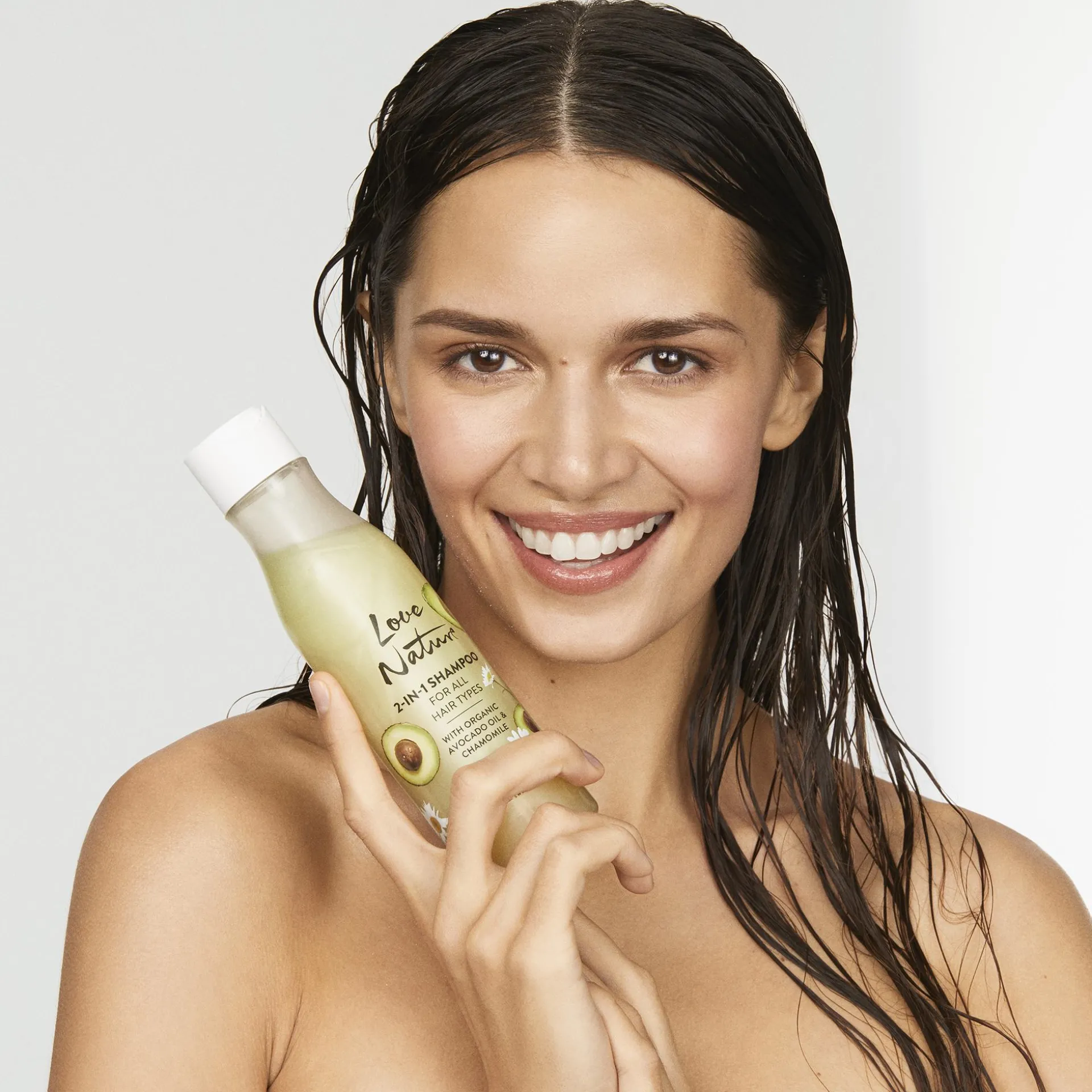 Szampon 2 w 1 Love Nature z organicznym olejkiem z awokado i rumiankiem do każdego rodzaju włosów 500 ml