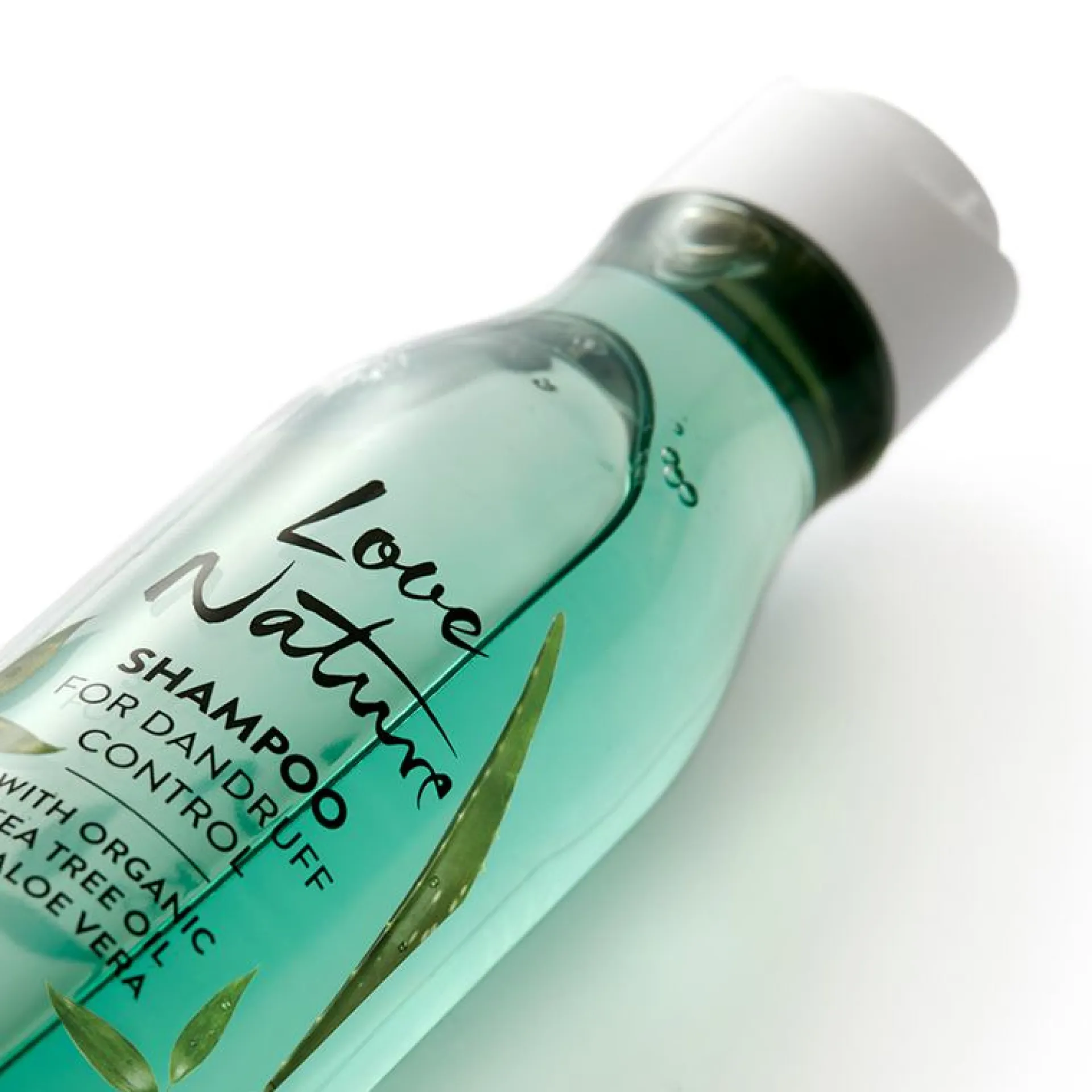 Szampon przeciwłupieżowy Love Nature z organicznym olejkiem z drzewa herbacianego i aloesem 250 ml