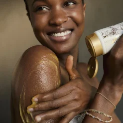 Wygładzający scrub do ciała Milk&Honey Gold 200 ml